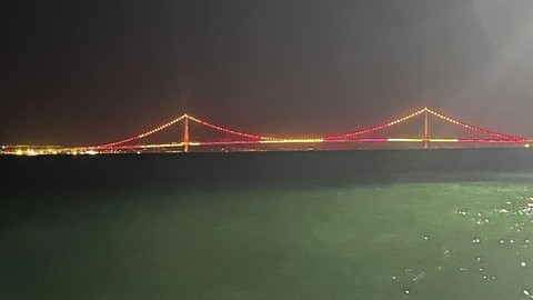 Çanakkale Köprüsü'nde şampiyonluk coşkusu: Sarı kırmızılı renklerle aydınlatıldı