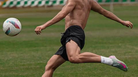 Arda Güler fiziğiyle hayran bıraktı! Milli futbolcu Bodrum’dan boy boy poz verdi; binlerce beğeni...