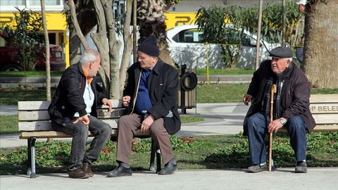 Türkiye "hızlı" yaşlanıyor yaşlı politikası kaçınılmaz