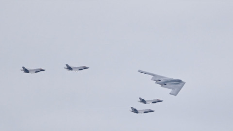 Trump ve Putin'in Alaska'ya inişi sırasında gökyüzündeki jet sayısı dikkat çekti