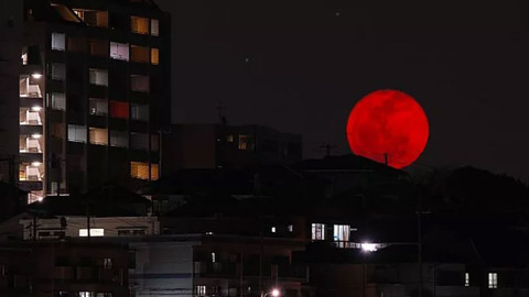 Kanlı ay Türkiye'den izlenebilecek mi? Tam ay tutulması kaçta başlıyor?