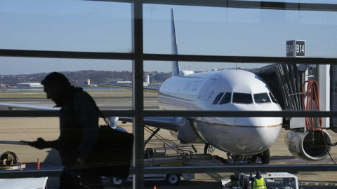 Uçaklara neden sağdan değil de hep sol kapıdan biniyoruz? Nedenine çok şaşıracaksınız! Pilotlar..