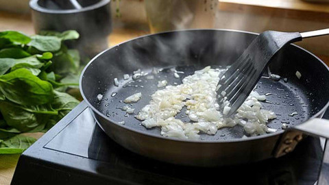 Soğanı yıllardır yanlış pişiriyorsunuz: Bilim insanları püf noktasını açıkladı; yarı yarıya iniyor