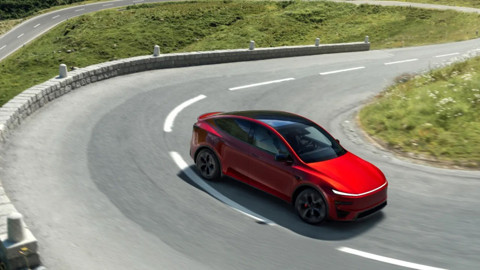 Tesla’nın yeni performans canavarı satışta! 0’dan 100’e 3,3 saniyede çıkıyor