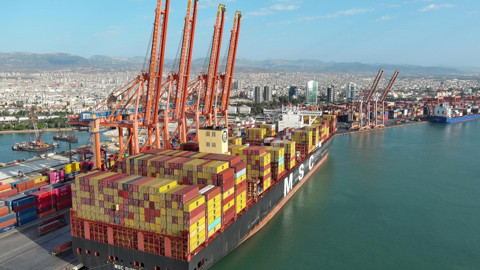 Mersin’de ilk mega gemi karşılandı