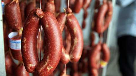 Köfte ve sucukta sakatat, baharat yapımında yasaklı boya kullanmışlar!