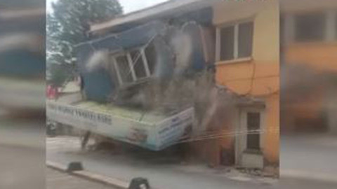 Sındırgı depreminde hasar alan bina kendiliğinden yıkıldı (Video)