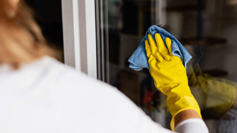 Evde cam temizliği nasıl yapılır? İz bırakmadan parlayan camlar için en etkili yöntemler
