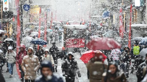 Sert ve yağışlı bir kış kapıda: İstanbul'a kar yağacak mı? Uzmanı açıkladı