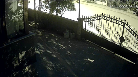 Balıkesir'de meydana gelen 4.5'lik deprem anı kameralara yansıdı (Video)