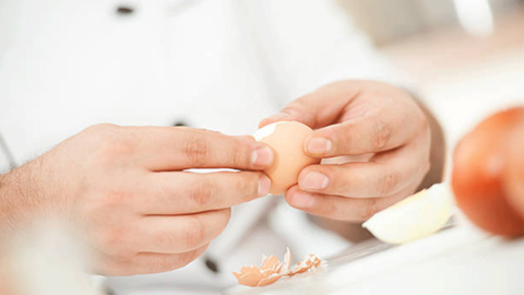 Haşlanmış yumurta soyma derdine son! Otellerin yıllardır kullandığı yöntem ortaya çıktı