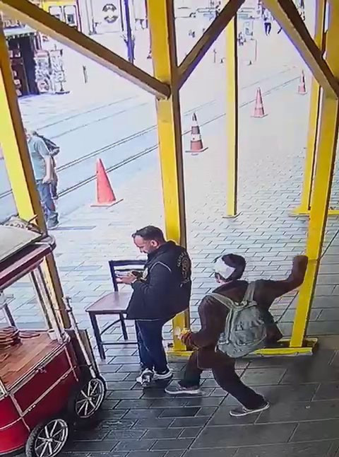 İstiklal Caddesi’nde polise bıçaklı saldırdı! Saldırı anının görüntüsü çıktı - Resim : 2