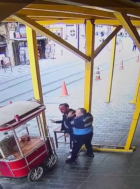 İstiklal Caddesi’nde polise bıçaklı saldırdı! Saldırı anının görüntüsü çıktı - Resim : 3
