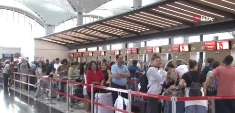 Dünya genelinde uçuşlar durdu: İstanbul Havalimanı'nda yolcular tedirgin - Resim : 1