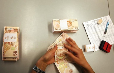 Krediler faizli olarak ertelenecek, faiz kalan taksitlere yansıyacak