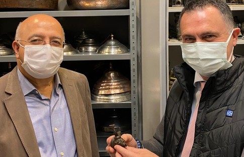 Kapalıçarşı’da Dubai’ye satılmış ‘şifa tasları’nı fazla bedel ödeyip aldı