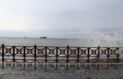 Marmara'da şiddetli lodos: Şilep ve tankerler Tekirdağ sahiline demirledi