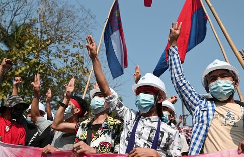 Myanmar'da internet kesildi, askerler devriye atıyor