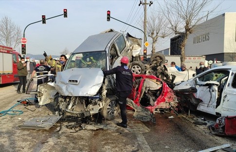 Bursa'da zincirleme trafik kazası: 4 ölü, 20 yaralı