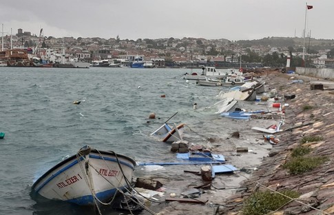 Ayvalık'ta şiddetli fırtına: Tekneler battı, çatılar uçtu, ağaçlar devrildi