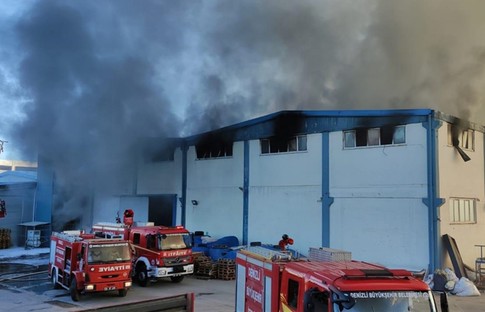 Denizli'de tekstil fabrikası yandı