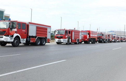 Azerbaycan, Türkiye'ye 53 itfaiye aracı gönderdi