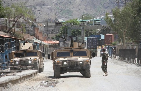 Taliban 6 günde 9. vilayet merkezini ele geçirdi