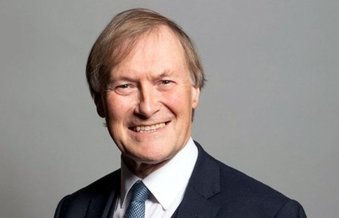 İngiltere'de milletvekili David Amess, bıçaklı saldırıda öldü