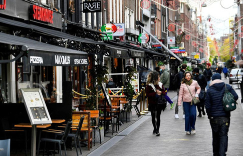 Hollanda, COVID-19 önlemlerine geri döndü