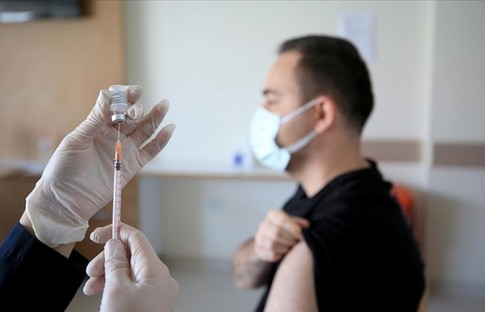 'Aşı sayesinde Omicron'u sinüzit, nezle gibi atlatabilirsiniz'