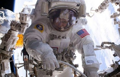 NASA astronotlarının uzay yürüyüşüne çöp engeli