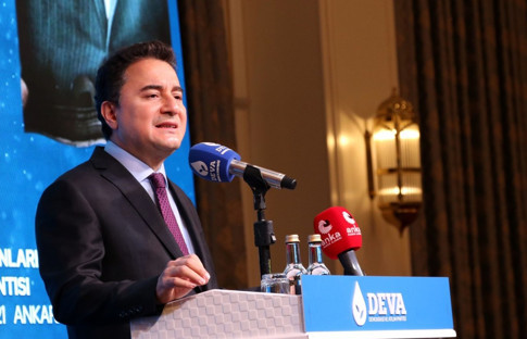 Babacan: Türkiye, komşu ülkelerin 'her şey bir lira' mağazasına döndü