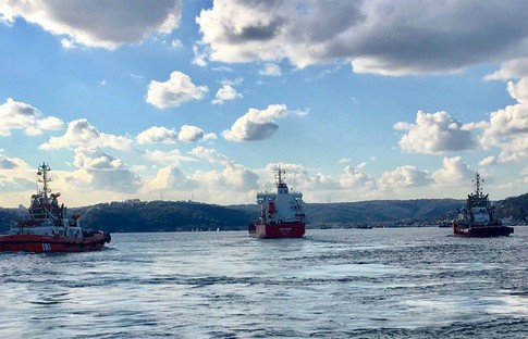 Boğazlarda bekleyen tankerlerden 19'unun geçişi tamamlandı
