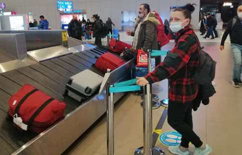 Ukrayna’da mahsur kalanlar Romanya üzerinden İstanbul’a getirildi