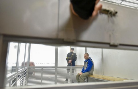 Ukrayna'da yargılanan Rus askerine savaş suçundan ömür boyu hapis cezası