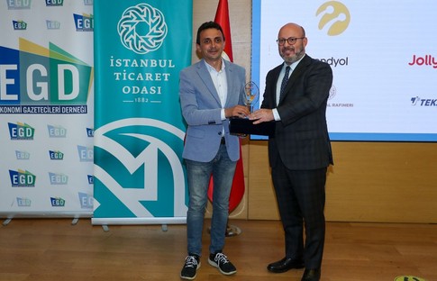 Kerim Ülker'e 'Yılın Köşe Yazarı' ödülü