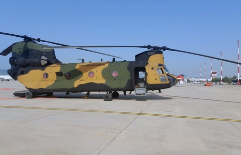 Kara Kuvvetleri'nin ‘Chinook’ helikopteri yangınla mücadeleye katıldı