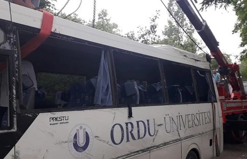 Akademisyenleri taşıyan araç devrildi: Dekan hayatını kaybetti