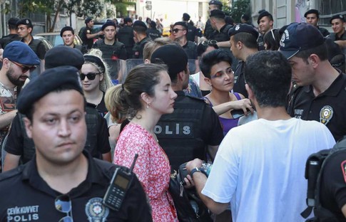Taksim'deki yürüyüşe polis müdahale etti