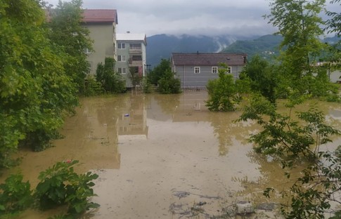 Zonguldak'ta çökme tehlikesiyle karşı karşıya kalan köprü kapatıldı