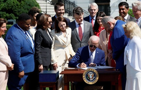 Biden, çip yasasını imzaladı
