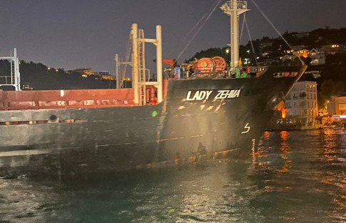 İstanbul Boğazı'nda karaya oturan gemi kurtarıldı   
