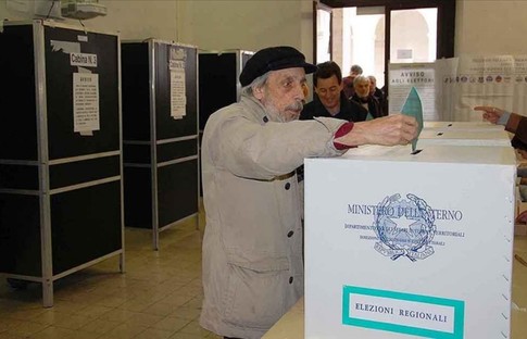 İtalya'da halk sandık başında