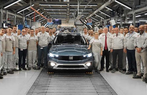 1 milyonuncu Fiat Egea banttan indi