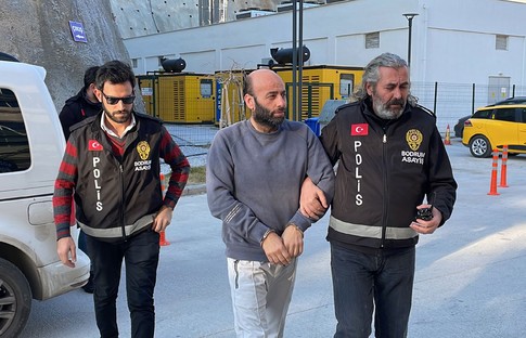 Depremde yıkılan binanın müteahhidi Bodrum'da yakalandı