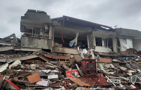 Elbistan'da enkaz kaldırma çalışmaları sürüyor