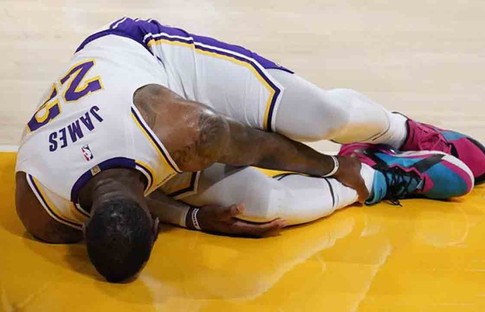 Lakers’ta LeBron James sakatlandı