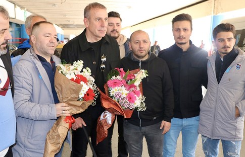 İstifa eden Abdullah Avcı, çiçeklerle karşılandı