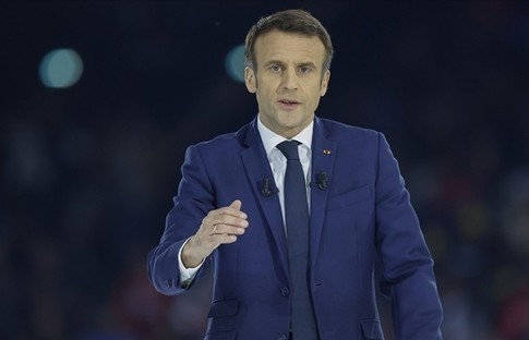 Macron, Nijer büyükelçilerini geri çekmeyeceklerini söyledi
