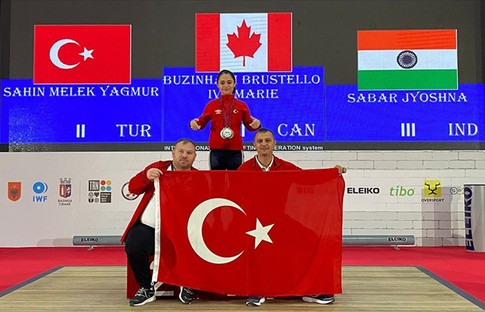 Milli halterci Yağmur Melek Şahin'den 3 madalya